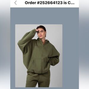 Comfrt Cloud
Zip hoodie color Olive size small